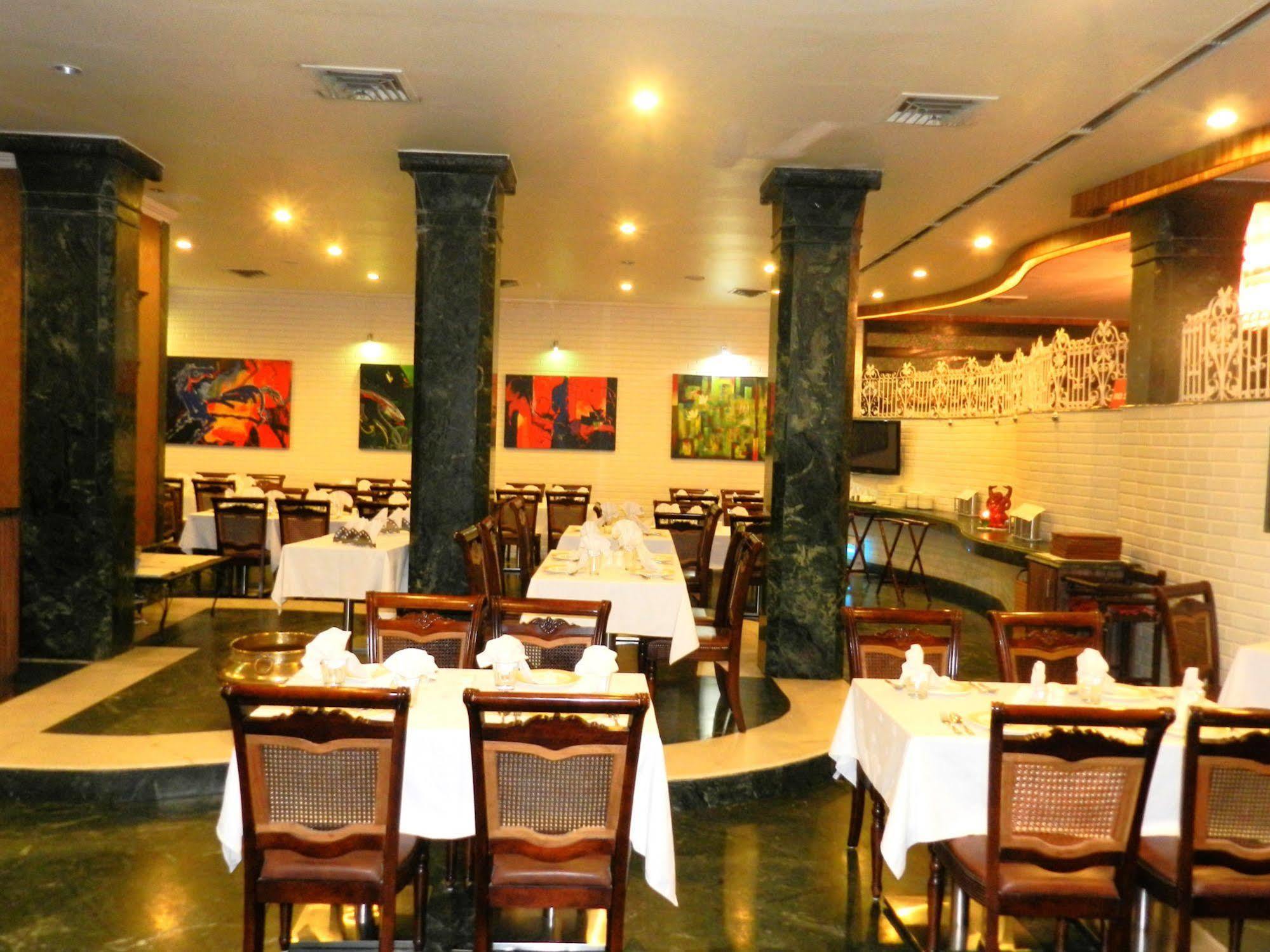 Amarpreet, Chhatrapati Sambhajinagar - Am Hotel Kollection Aurangábád Étterem fotó